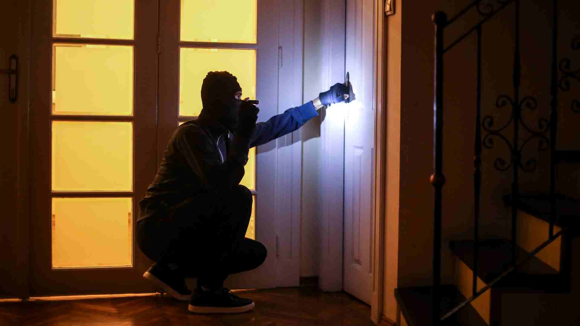 Mann will Wohnungstür einschlagen – Festnahme & Drogenfund
